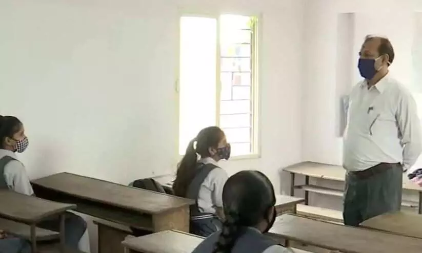 ഗുജറാത്തിലെ രണ്ട് ജില്ലകളിലായി 54 സർക്കാർ സ്‌കൂളുകളിൽ ഒരു അധ്യാപകൻ മാത്രം