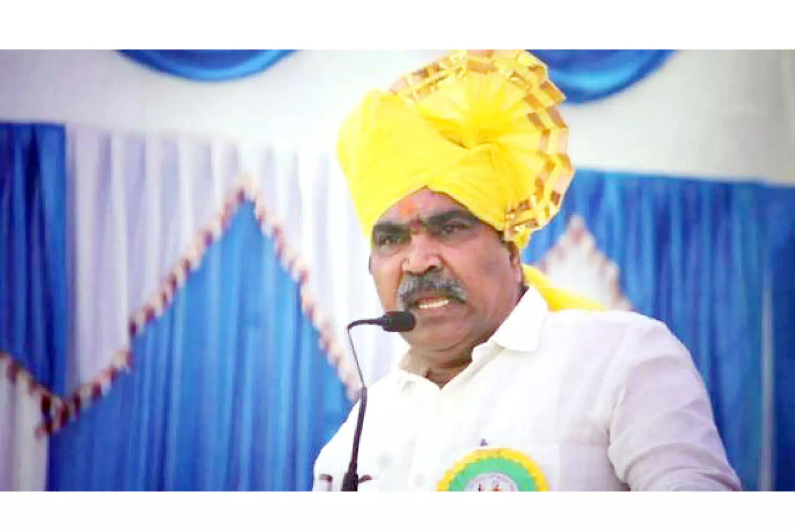 ബി.ജെ.പി എം.എൽ.സിയുടെ ഗോഡൗണിൽ റെയ്ഡ്:സാരി, ബാഗ് ശേഖരം പിടികൂടി