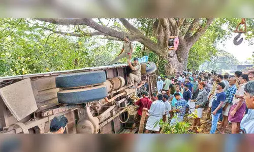 താഴ്ചയിലേക്കുമറിഞ്ഞ ബസ് താഴ്ചയിലേക്കുമറിഞ്ഞ ബസ്