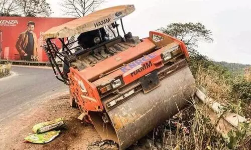 വട്ടപ്പാറ വളവിൽ റോഡ് റോളർ ലോറിയിൽനിന്ന് റോഡിലേക്ക് വീണു; മൂന്നുപേർക്ക് പരിക്ക്