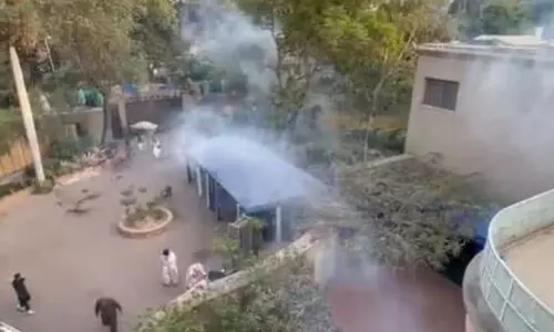 ഇംറാന്‍റെ വസതിക്കു മുന്നിൽ സംഘർഷം തുടരുന്നു; നിരവധി പേർക്ക് പരിക്ക്