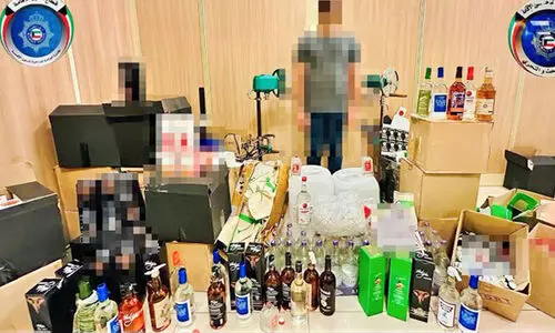 മദ്യവും നിർമാണവസ്തുക്കളുമായി പിടിയിൽ മദ്യവും നിർമാണവസ്തുക്കളുമായി പിടിയിൽ