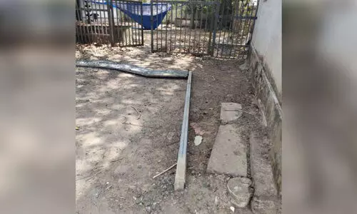 ക്ഷേ​ത്ര​ത്തി​ന് മ​ുന്നി​ലെ ബോ​ർ​ഡും തൂ​ണു​ക​ളും ന​ശി​പ്പി​ച്ച​നി​ല​യി​ൽ