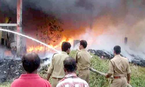 ചൂ​ൽ​പ്പു​റം ട്ര​ഞ്ചി​ങ് ഗ്രൗ​ണ്ടി​ൽ തീ​പി​ടി​ച്ച​പ്പോ​ൾ