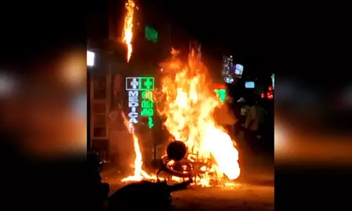 സ്റ്റാർട്ടാക്കാൻ ശ്രമിച്ച ബുള്ളറ്റ് കത്തിനശിച്ചു സ്റ്റാർട്ടാക്കാൻ ശ്രമിച്ച ബുള്ളറ്റ് കത്തിനശിച്ചു
