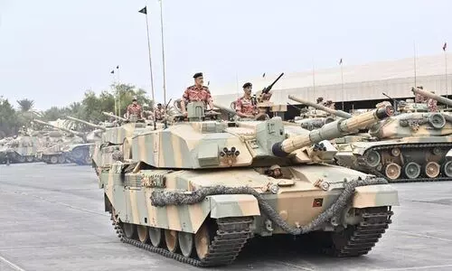 ഒ​മാ​ൻ റോ​യ​ൽ ആ​ർ​മി​യി​ലെ ക​വ​ചി​ത വാ​ഹ​ന വി​ഭാ​ഗം സു​ൽ​ത്താ​ൻ സ​ന്ദ​ർ​ശി​ച്ചു