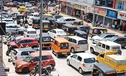 ഗതാഗതക്കുരുക്കിലമർന്ന് തലശ്ശേരി നഗരം