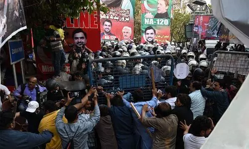 ഇംറാൻ ഖാന് ആശ്വാസം; അറസ്റ്റിൽ നിന്നും സംരക്ഷണം നൽകി കോടതി ഇംറാൻ ഖാന് ആശ്വാസം; അറസ്റ്റിൽ നിന്നും സംരക്ഷണം നൽകി കോടതി