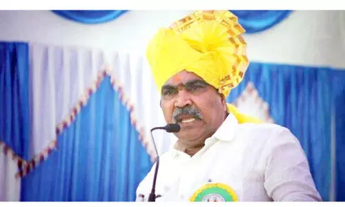 ബി.ജെ.പി എം.എൽ.സിയുടെ ഗോഡൗണിൽ റെയ്ഡ്:സാരി, ബാഗ് ശേഖരം പിടികൂടി