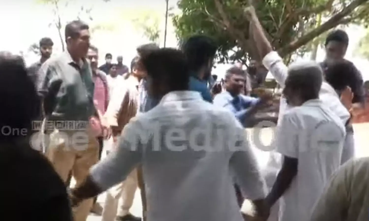 കൊച്ചി കോർപറേഷൻ സെക്രട്ടറിക്ക് കോൺഗ്രസ് പ്രവർത്തകരുടെ മർദനം