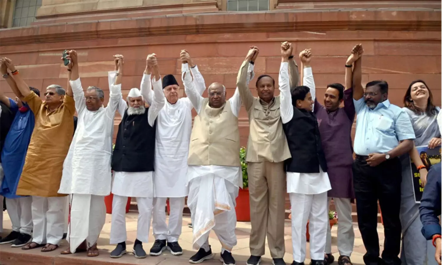 അദാനി: പാർലമെന്റ് വളപ്പിൽ പ്രതിപക്ഷ എം.പിമാരുടെ മനുഷ്യച്ചങ്ങല