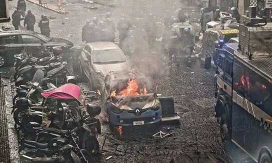 ചാമ്പ്യൻസ് ലീഗിൽ നാപോളി- ഫ്രാങ്ക്ഫുർട്ട് പോരിന് മുമ്പ് ആരാധകരുടെ തെരുവുയുദ്ധം; കളി ജയിച്ച് നാപോളി ക്വാർട്ടറിൽ