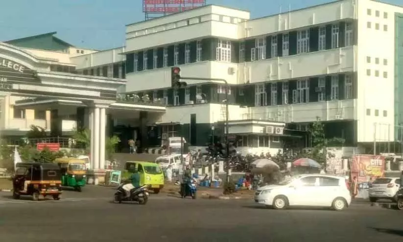 ഗതാഗതക്കുരുക്കിന് അയവില്ലാതെ മെഡിക്കൽ കോളജ്   ജങ്​ഷൻ