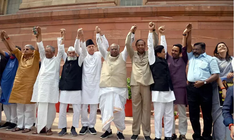 അദാനി: പാർലമെന്റ് വളപ്പിൽ പ്രതിപക്ഷ എം.പിമാരുടെ മനുഷ്യച്ചങ്ങല