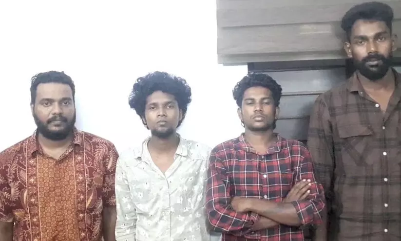 തെരുവ് വിളക്കുകളുടെ ബാറ്ററി മോഷ്ടിച്ച നാല് യുവാക്കള് അറസ്റ്റിൽ തെരുവ് വിളക്കുകളുടെ ബാറ്ററി മോഷ്ടിച്ച നാല് യുവാക്കള് അറസ്റ്റിൽ
