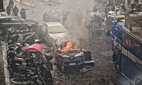 ചാമ്പ്യൻസ് ലീഗിൽ നാപോളി- ഫ്രാങ്ക്ഫുർട്ട് പോരിന് മുമ്പ് ആരാധകരുടെ തെരുവുയുദ്ധം; കളി ജയിച്ച് നാപോളി ക്വാർട്ടറിൽ