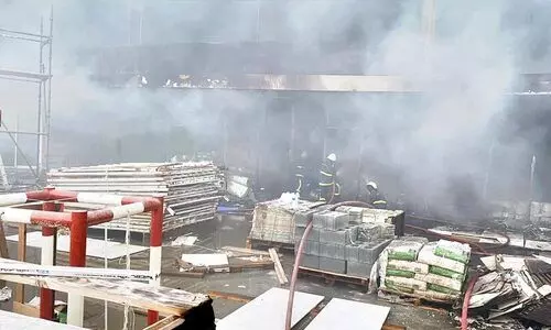 നിർമാണത്തിലുള്ള ഹോട്ടലിന് തീപിടിച്ചു നിർമാണത്തിലുള്ള ഹോട്ടലിന് തീപിടിച്ചു