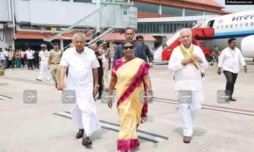 ആദ്യ കേരള സന്ദര്ശനത്തിനെത്തിയ രാഷ്ട്രപതി ദ്രൗപതി മുര്മുവിന് ഉജ്വല സ്വീകരണം ആദ്യ കേരള സന്ദര്ശനത്തിനെത്തിയ രാഷ്ട്രപതി ദ്രൗപതി മുര്മുവിന് ഉജ്വല സ്വീകരണം