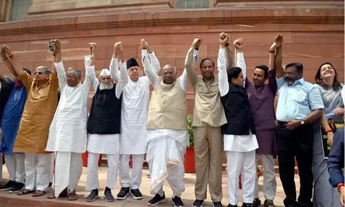 അദാനി: പാർലമെന്റ് വളപ്പിൽ പ്രതിപക്ഷ എം.പിമാരുടെ മനുഷ്യച്ചങ്ങല