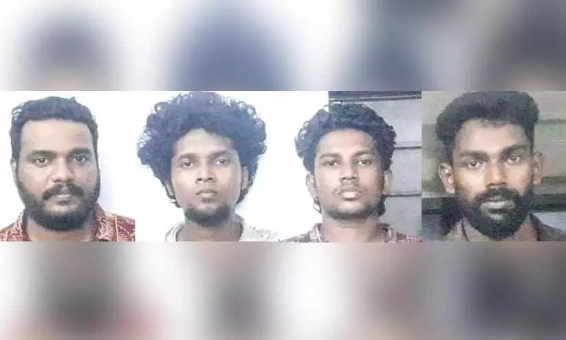 തെരുവ് വിളക്കിന്റെ ബാറ്ററി മോഷ്ടിക്കുന്ന യുവാക്കള് പിടിയിൽ തെരുവ് വിളക്കിന്റെ ബാറ്ററി മോഷ്ടിക്കുന്ന യുവാക്കള് പിടിയിൽ