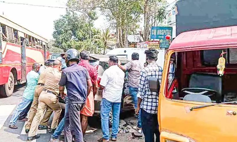 പന്തളത്ത്​ കാറും വാനും കൂട്ടിയിടിച്ച് രണ്ടുപേർക്ക്​ പരിക്ക്