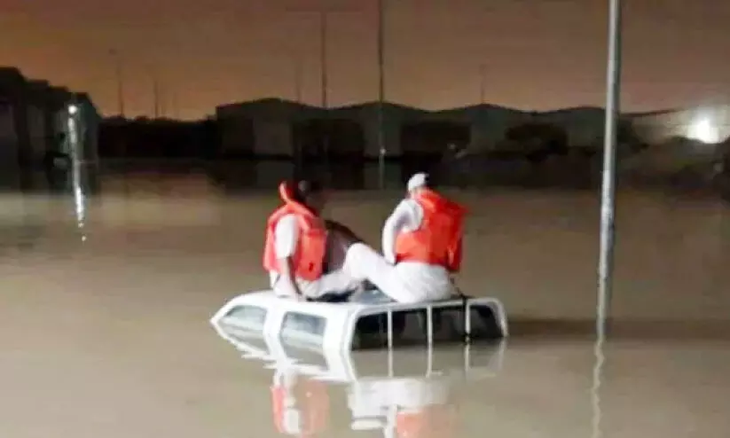 മഴവെള്ളത്തിൽ മുങ്ങിയ വാഹനത്തിൽനിന്ന് മൂന്നുപേരെ രക്ഷപ്പെടുത്തി മഴവെള്ളത്തിൽ മുങ്ങിയ വാഹനത്തിൽനിന്ന് മൂന്നുപേരെ രക്ഷപ്പെടുത്തി