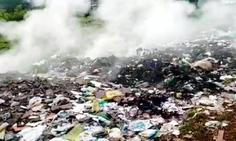 തൃക്കാക്കരയിൽ പ്ലാസ്റ്റിക് മാലിന്യത്തിന് വീണ്ടും തീപിടിച്ചു തൃക്കാക്കരയിൽ പ്ലാസ്റ്റിക് മാലിന്യത്തിന് വീണ്ടും തീപിടിച്ചു