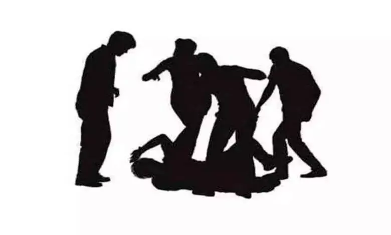 പൊലീസും ആൾക്കൂട്ടവും ചേർന്ന് ഇറച്ചിക്കച്ചവടക്കാരെ മർദിച്ചു, കൊള്ളയടിച്ചു; ദേഹത്ത് മൂത്രമൊഴിച്ചു പൊലീസും ആൾക്കൂട്ടവും ചേർന്ന് ഇറച്ചിക്കച്ചവടക്കാരെ മർദിച്ചു, കൊള്ളയടിച്ചു; ദേഹത്ത് മൂത്രമൊഴിച്ചു