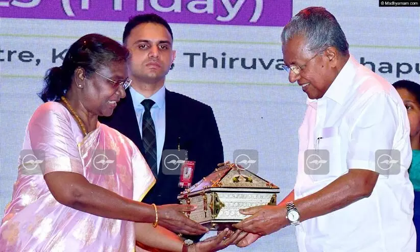 രാഷ്ട്രപതിക്ക് കേരളത്തിന്റെ ഹൃദയാദരം രാഷ്ട്രപതിക്ക് കേരളത്തിന്റെ ഹൃദയാദരം