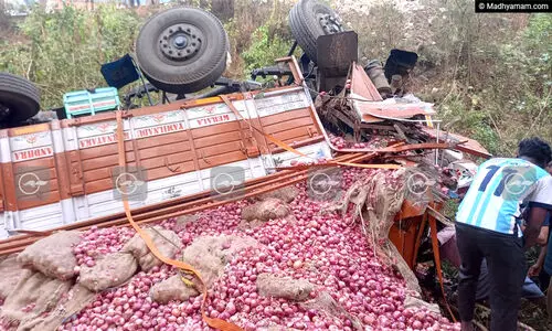 വട്ടപ്പാറ വളവിൽ ലോറി നിയന്ത്രണംവിട്ട് താഴ്ചയിലേക്ക് മറിഞ്ഞു; രക്ഷാപ്രവർത്തനം തുടരുന്നു