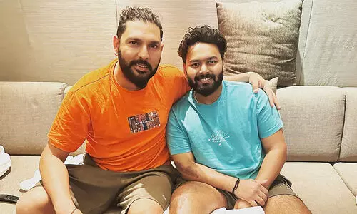 ‘ഈ ചാമ്പ്യൻ വീണ്ടും ഉയർത്തെഴുന്നേൽക്കാൻ പോകുന്നു’; പന്തിനൊപ്പമുള്ള ചിത്രം പങ്കുവെച്ച് യുവി