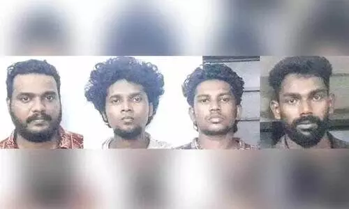 തെരുവ്​ വിളക്കിന്‍റെ ബാറ്ററി മോഷ്ടിക്കുന്ന യുവാക്കള്‍ പിടിയിൽ