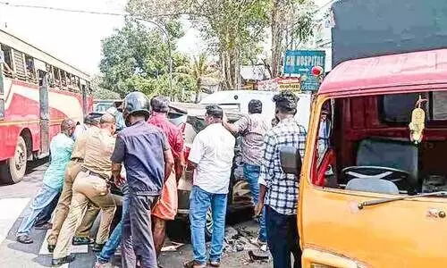 പന്തളത്ത്​ കാറും വാനും കൂട്ടിയിടിച്ച് രണ്ടുപേർക്ക്​ പരിക്ക്