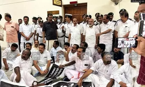 നിയമസഭയിലെ പ്രതിപക്ഷ പ്രതിഷേധം തണുപ്പിക്കാന് അനുനയ നീക്കവുമായി സര്ക്കാര് നിയമസഭയിലെ പ്രതിപക്ഷ പ്രതിഷേധം തണുപ്പിക്കാന് അനുനയ നീക്കവുമായി സര്ക്കാര്