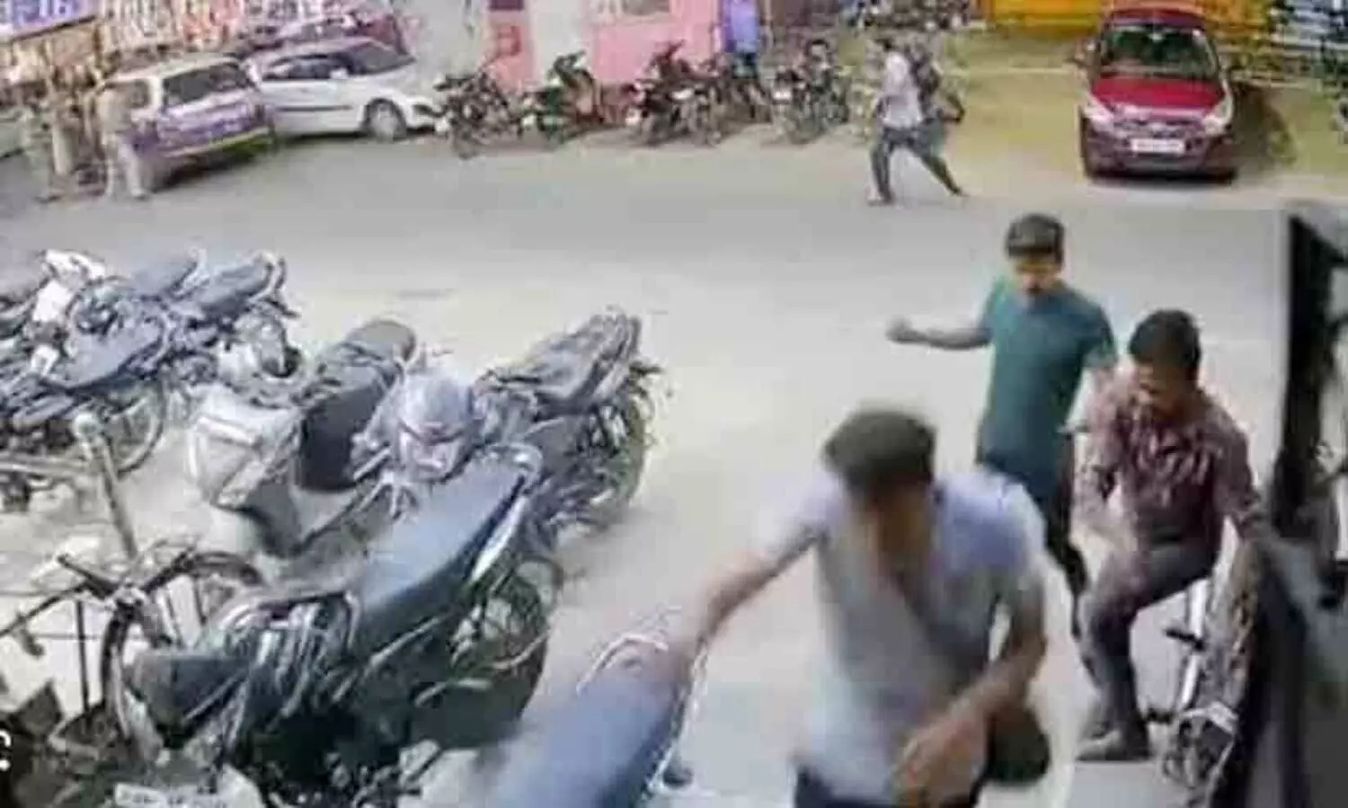 പൊതുമധ്യത്തിൽ കഴുത്തറുത്ത യുവാവ് പൊലീസിന്റെ തോക്കു വാങ്ങി വെടിയുതിർത്തു