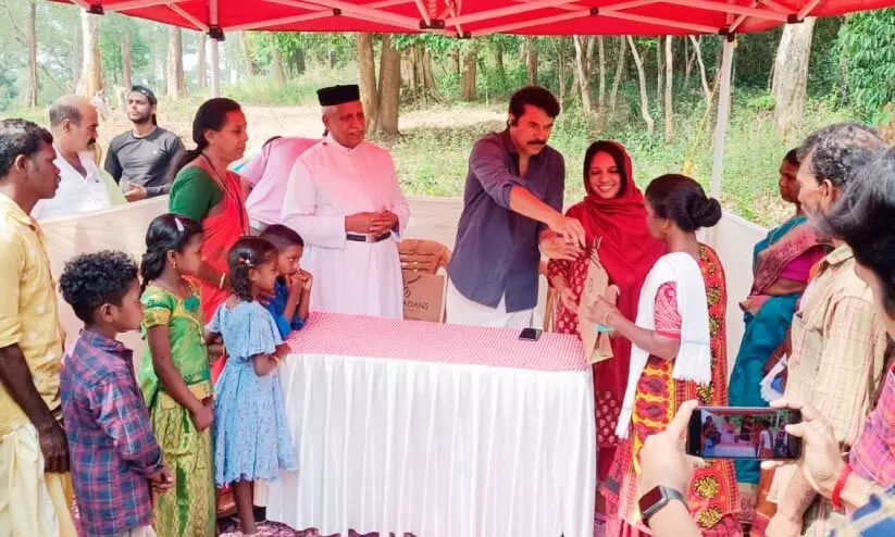 പ്രിയനടനെ കാണാൻ മൂപ്പന്മാരും സംഘവും കാടിറങ്ങി പ്രിയനടനെ കാണാൻ മൂപ്പന്മാരും സംഘവും കാടിറങ്ങി