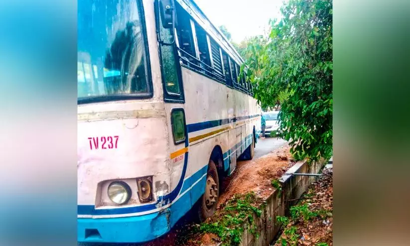 യാത്രക്കിടെ ഡ്രൈവർക്ക്​ ബോധക്ഷയം; അപകടം ഒഴിവാക്കി കണ്ടക്ടർ