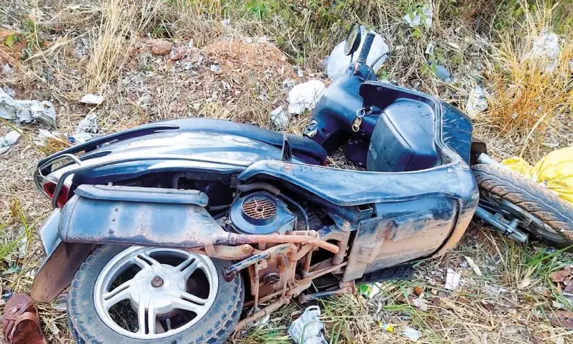 സ്കൂട്ടറിൽനിന്നു തള്ളിയിട്ട് പ്രവാസിയെ നടുറോഡിൽ വെട്ടിവീഴ്ത്തി സ്കൂട്ടറിൽനിന്നു തള്ളിയിട്ട് പ്രവാസിയെ നടുറോഡിൽ വെട്ടിവീഴ്ത്തി