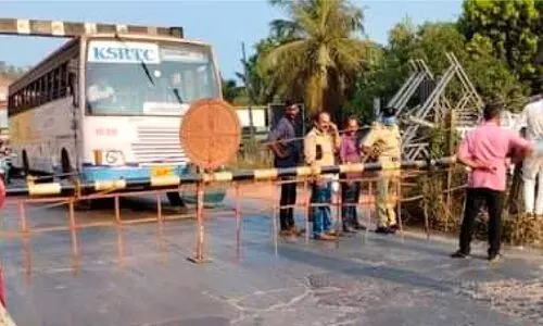 റെയിൽവേ ഗേറ്റ് പിക് അപ് വാൻ ഇടിച്ചു തകർത്തു