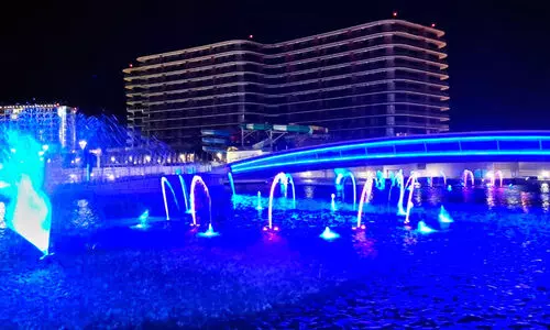 നീ​ന്തി​ത്തു​ടി​ക്കു​ന്ന ക​ട​ൽ​മീ​നി​നെ കാ​ണാം; സ്കീ​യി​ങ്   ആ​സ്വ​ദി​ക്കാം