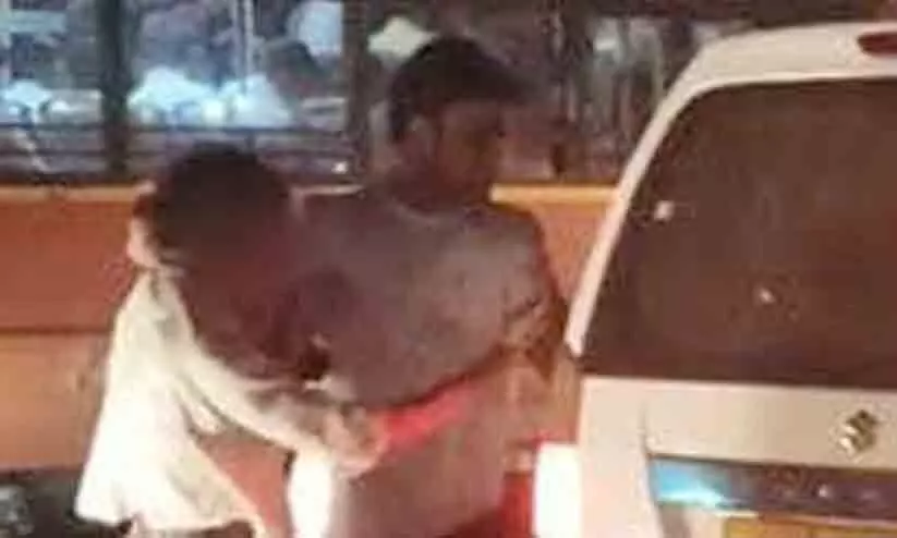 Delhi man assaults, pushes woman in to cab on busy road