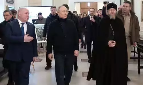 അറസ്റ്റ് വാറണ്ടിന് പിന്നാലെ ക്രിമിയയിൽ അപ്രതീക്ഷിത സന്ദർശനം നടത്തി പുടിൻ അറസ്റ്റ് വാറണ്ടിന് പിന്നാലെ ക്രിമിയയിൽ അപ്രതീക്ഷിത സന്ദർശനം നടത്തി പുടിൻ