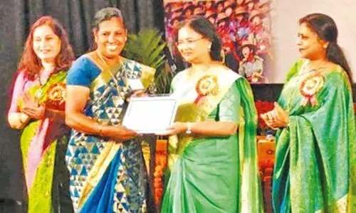 മി​ക​ച്ച റെ​യി​ൽ​വേ സേ​വ​ന​ത്തി​ന് പി.​പി. സു​ഹാ​സി​നി​ക്ക് ആ​ദ​രം