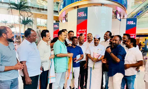 ടി. ​സി​ദ്ദീ​ഖ് എം.​എ​ൽ.​എ​ക്ക് സ്വീ​ക​ര​ണം ന​ൽ​കി