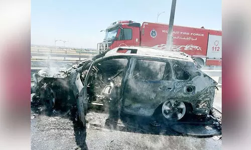 മോട്ടോർ സൈക്കിളുമായി കൂട്ടിയിടിച്ച് കാർ കത്തി; രണ്ടുപേർക്ക് പരിക്ക് മോട്ടോർ സൈക്കിളുമായി കൂട്ടിയിടിച്ച് കാർ കത്തി; രണ്ടുപേർക്ക് പരിക്ക്