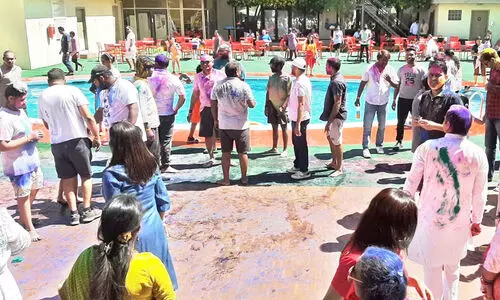 ഹോ​ളി ആ​ഘോ​ഷി​ച്ചു