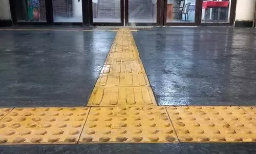 സി​വി​ൽ സ്റ്റേ​ഷ​നി​ൽ കാ​ഴ്ച പ​രി​മി​ത​ർ​ക്കു​ള്ള പാ​ത