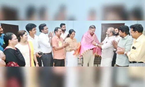 സു​ധീ​ർ തി​രു​നി​ല​ത്തി​നെ ആ​ദ​രി​ച്ചു