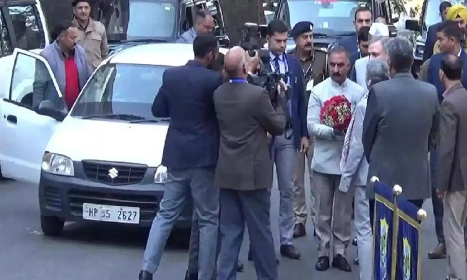 Himachal Pradesh CM reaches assembly in old Alto car
