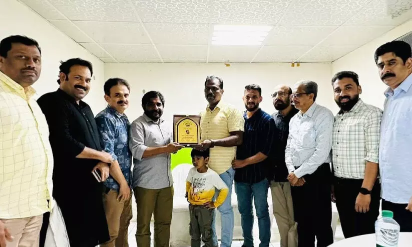 എ.​കെ. മു​സ്ത​ഫ​ക്ക് കേ​ര​ള മാ​പ്പി​ള ക​ലാ അ​ക്കാ​ദ​മി സ്വീ​ക​ര​ണം ന​ൽ​കി